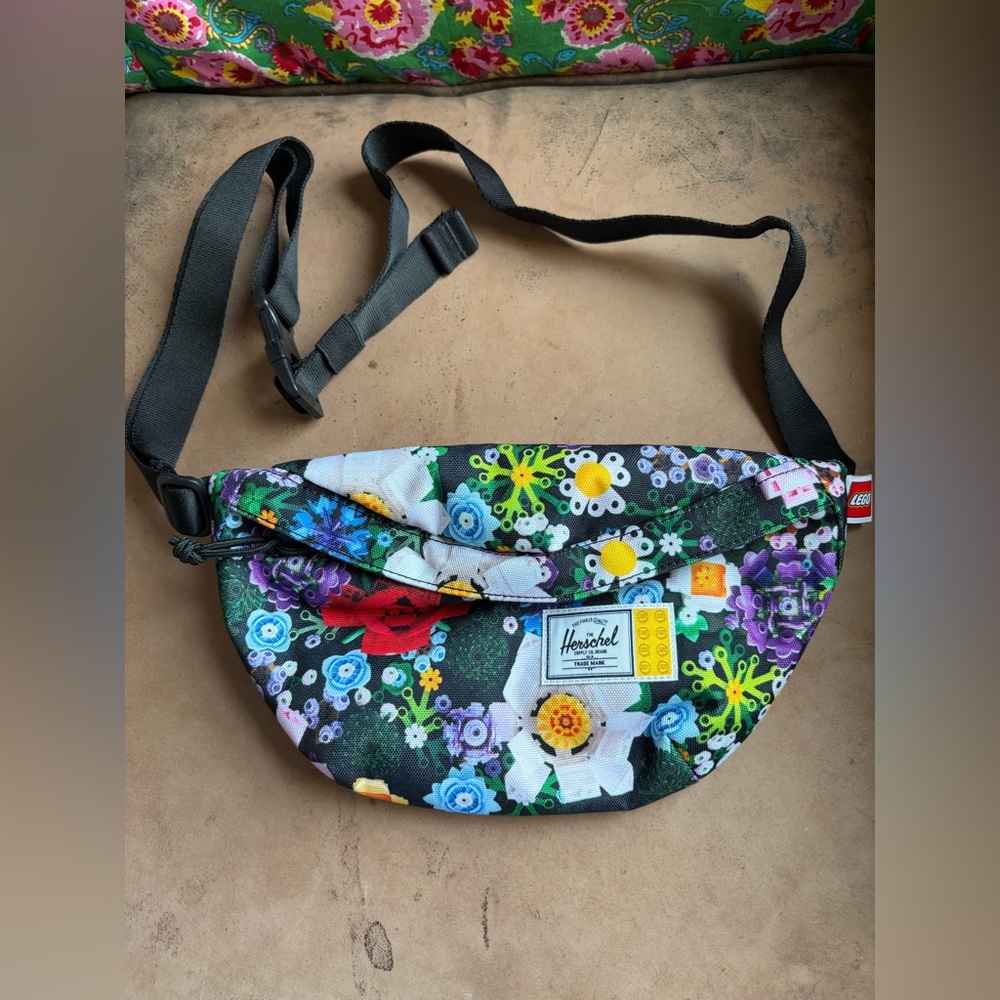 NWOT Herschel Supply Co.LEGO Classic Hip Pack 1L in garden floral.